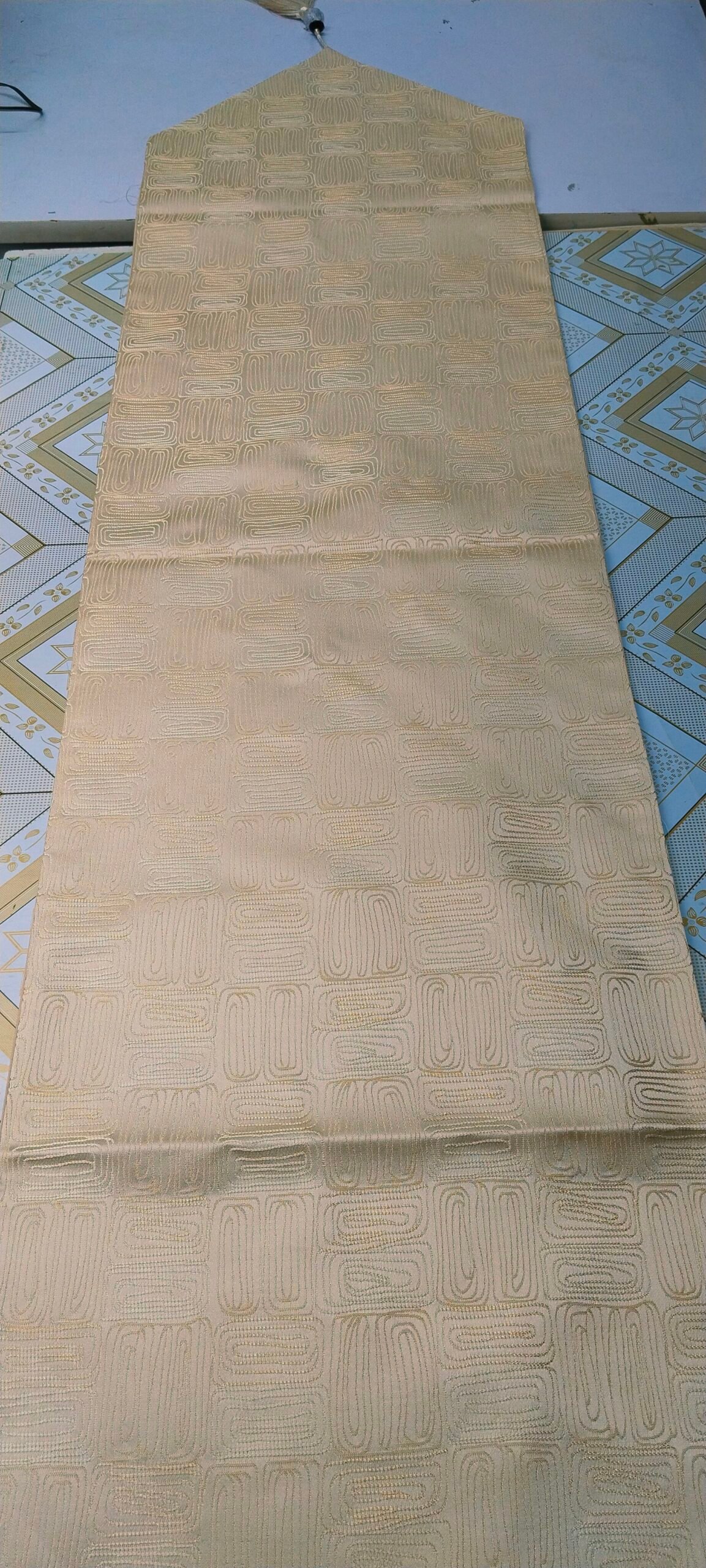 Minimalist Geometric Jacquard Table Runner with Tassel Minimalist Geometric Jacquard Table Runner with Tassel