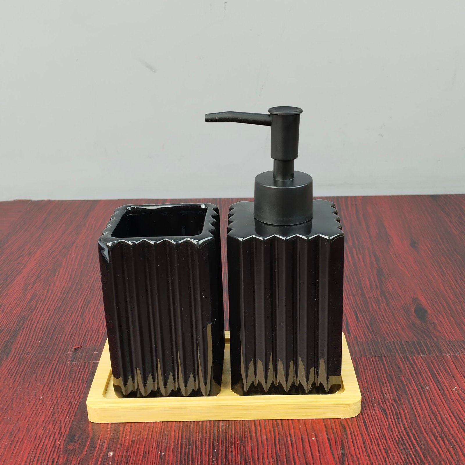 Fluted Ceramic Bathroom Accessories Set with Soap Dispenser Fluted Ceramic Bathroom Accessories Set with Soap Dispenser