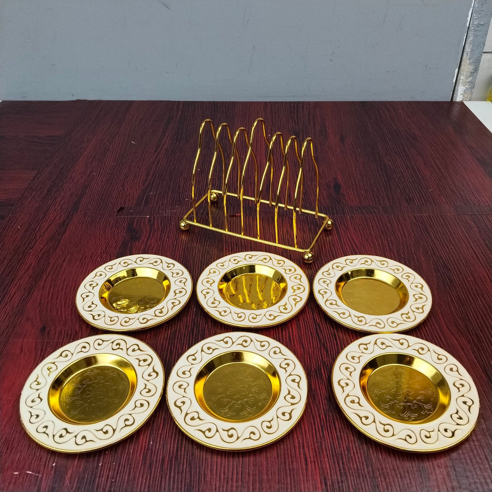 White and Gold Scroll Pattern Mini Serving Plate Set White and Gold Scroll Pattern Mini Serving Plate Set