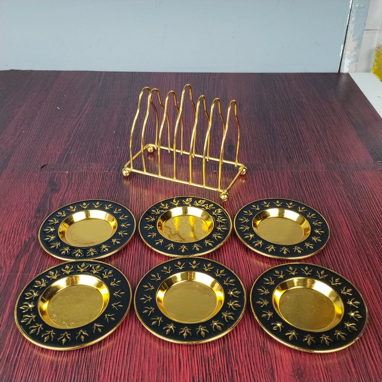 Gold and Black Ornate Leaf Motif Mini Serving Plate Set with Display Stand Gold and Black Ornate Leaf Motif Mini Serving Plate Set with Display Stand